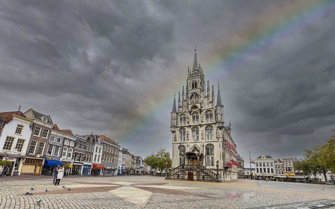 Stadhuis met regenboog